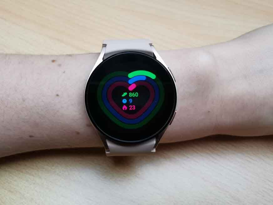 Man sieht die aufgezeichneten Aktivitäten auf der Smartwatch. 